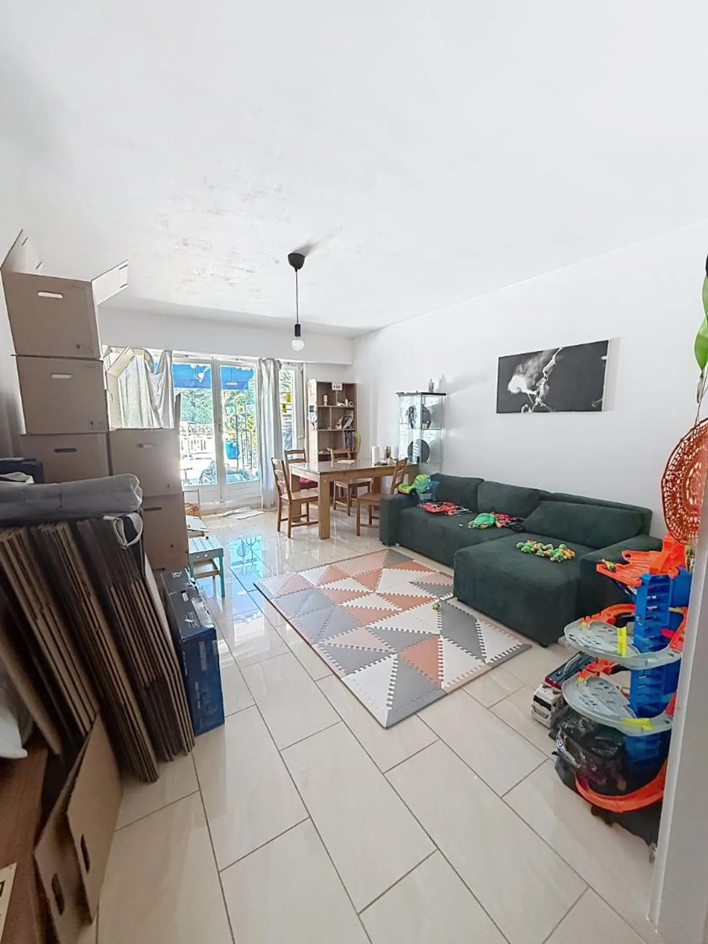 Appartement spacieux avec terrasse - Photo 2 sur 7