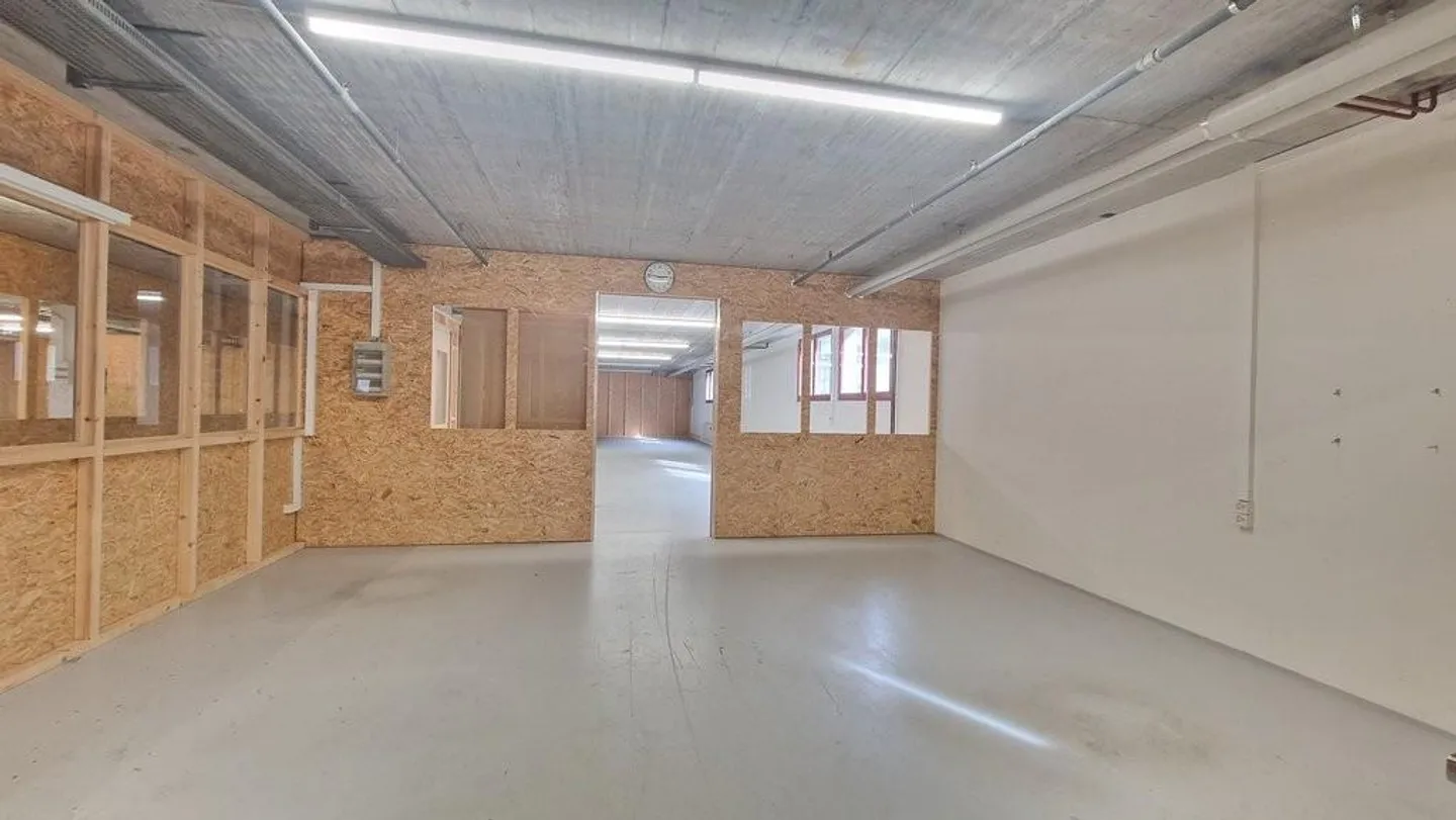 Commercial premises in an attractive location - Photo 6 of 6