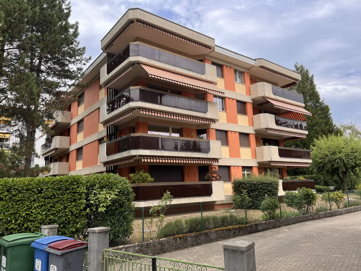 Beautiful spacious and renovated 3.5-room apartment, just steps from the CHUV - Photo 1 of 15