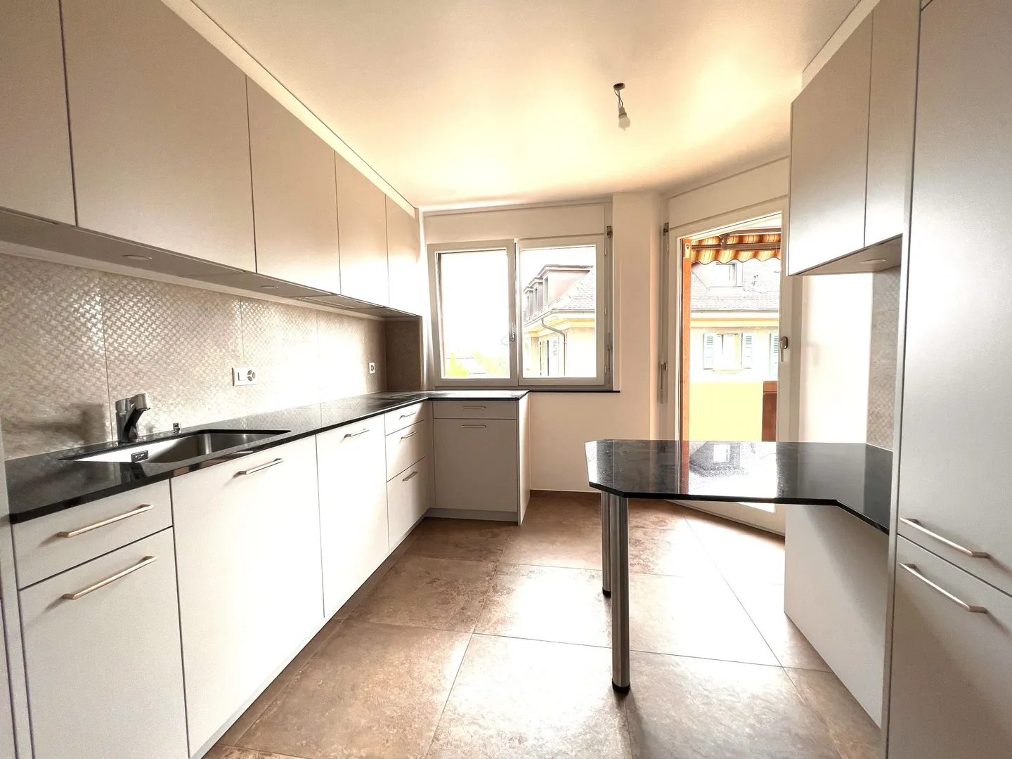 Beautiful spacious and renovated 3.5-room apartment, just steps from the CHUV - Photo 3 of 15