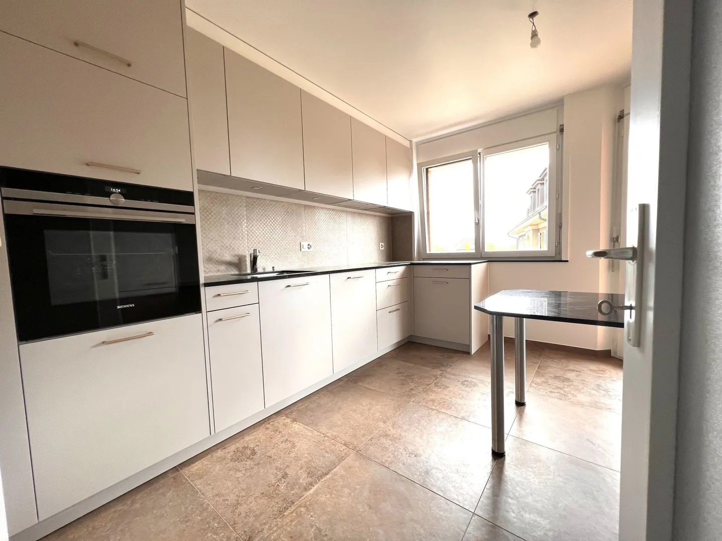 Beautiful spacious and renovated 3.5-room apartment, just steps from the CHUV - Photo 4 of 15