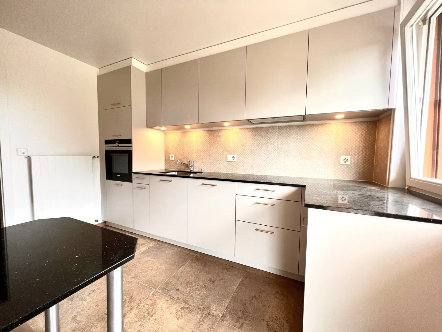 Beautiful spacious and renovated 3.5-room apartment, just steps from the CHUV - Photo 5 of 15