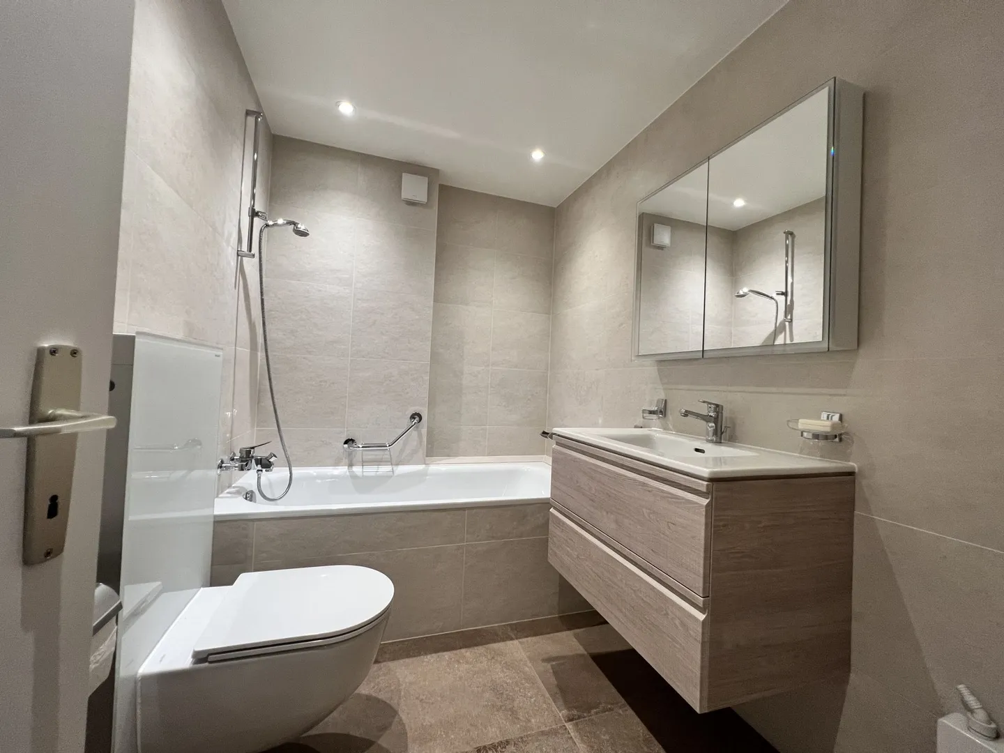 Beautiful spacious and renovated 3.5-room apartment, just steps from the CHUV - Photo 10 of 15