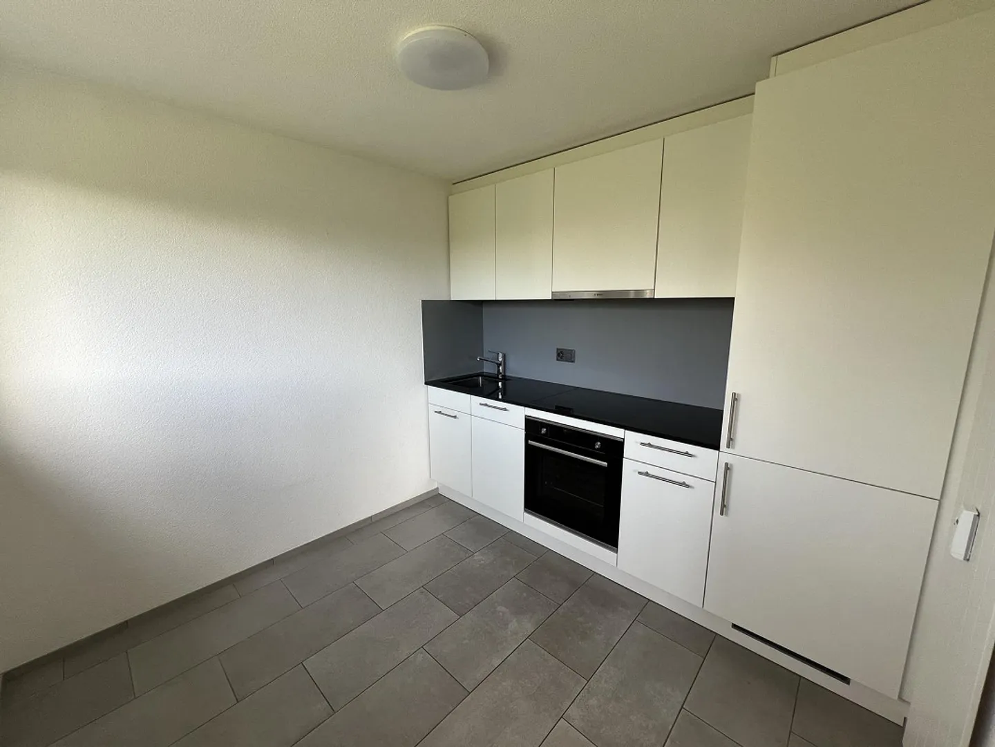 Topmoderne 2.5-Zimmer-Wohnung mit grossem Sitzplatz - Foto 5 von 10