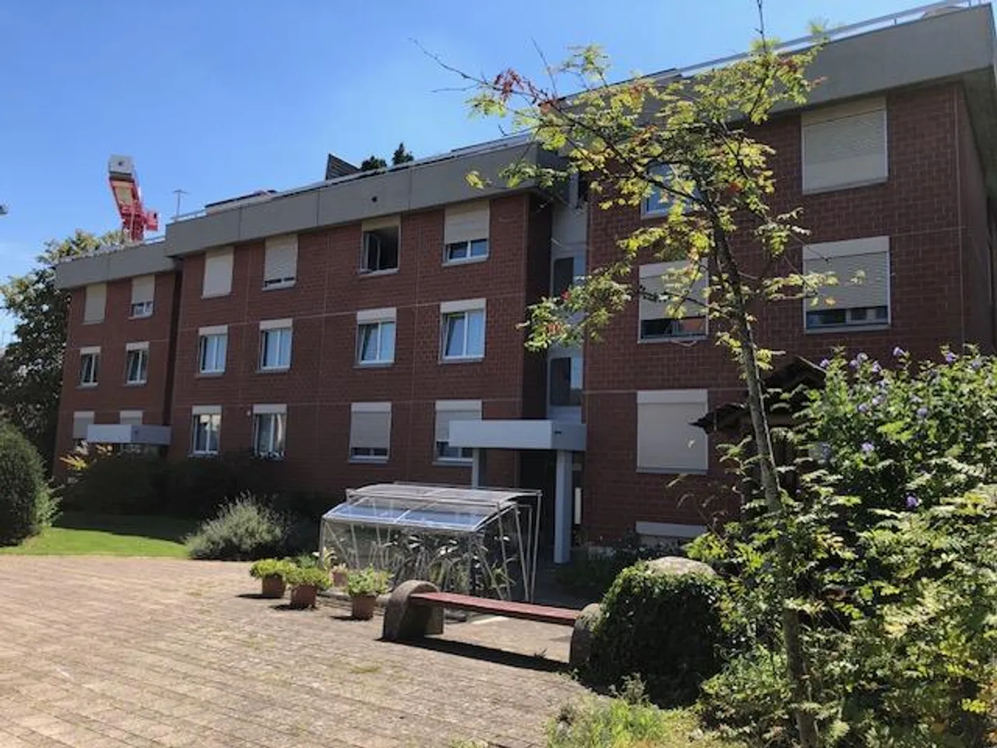 Freshly renovated 4.5 room apartment with south balcony in Seebach - Photo 1 of 8