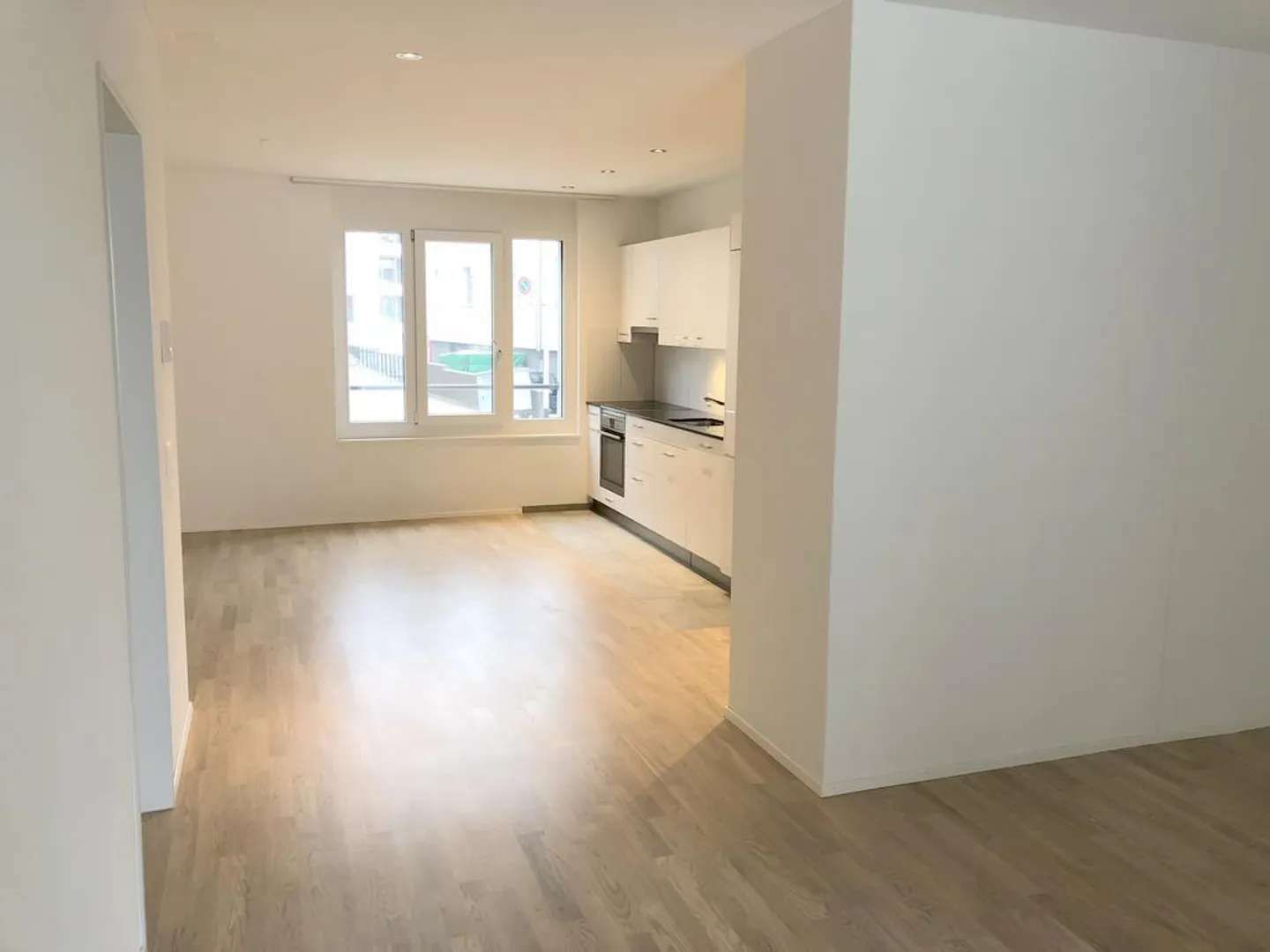 Modern 2.5 room apartment with balcony in a good location in St. Gallen - Photo 4 of 11