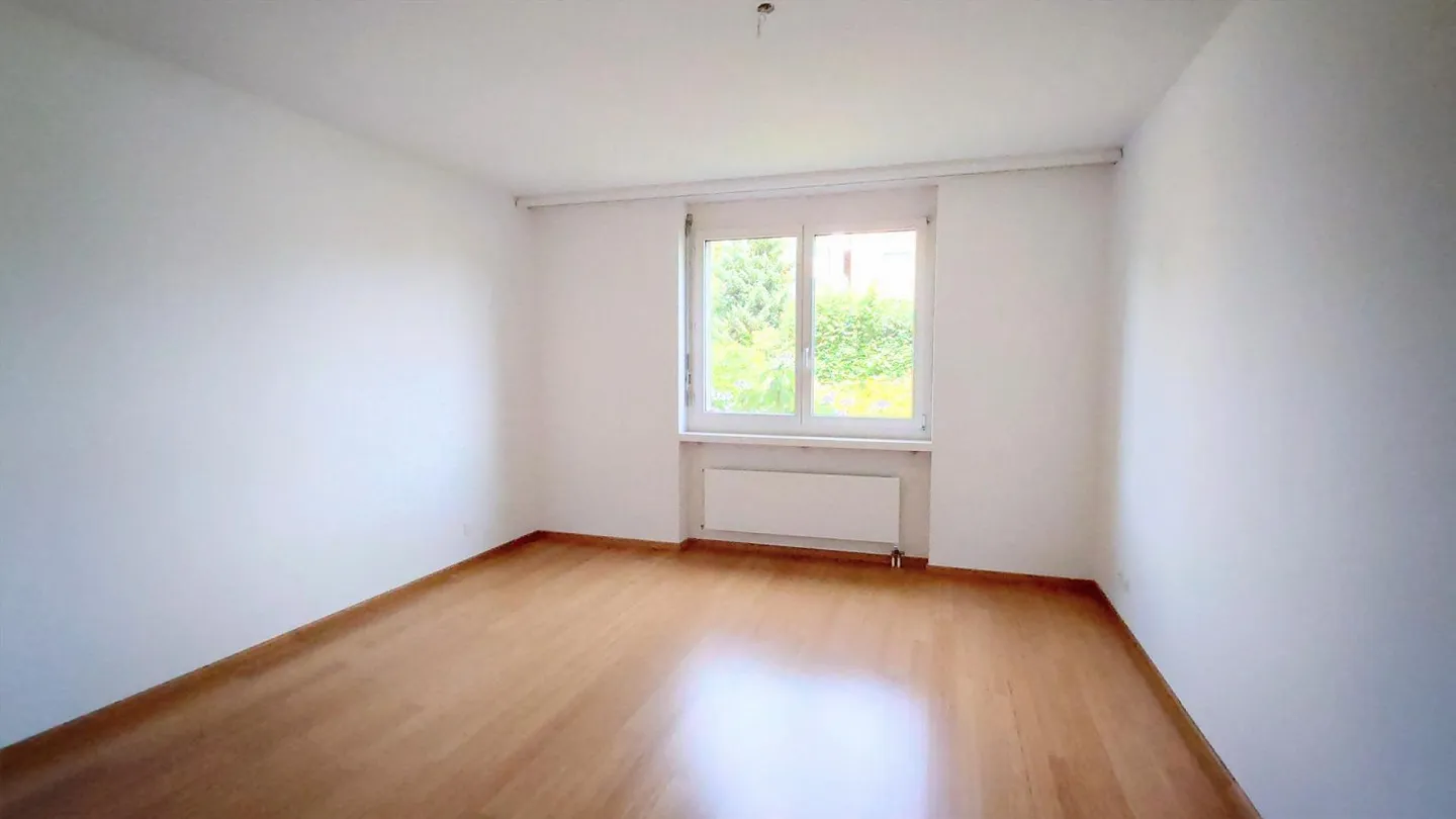 Freshly renovated 4.5 room apartment with south balcony in Seebach - Photo 7 of 8