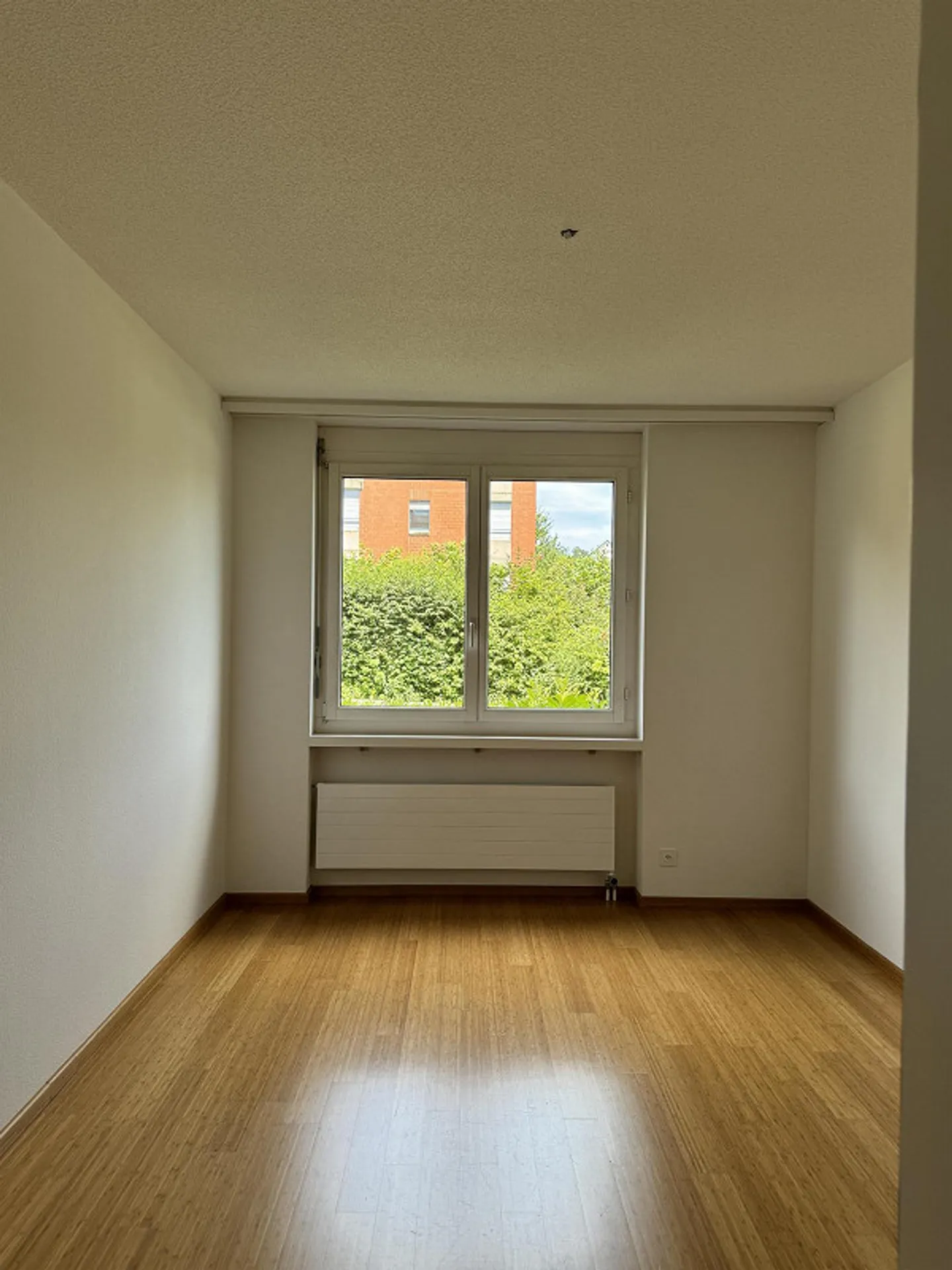 Freshly renovated 4.5 room apartment with south balcony in Seebach - Photo 8 of 8