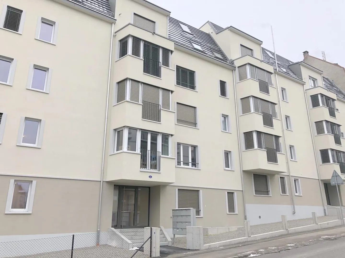 Modern 2.5 room apartment with balcony in a good location in St. Gallen - Photo 1 of 11