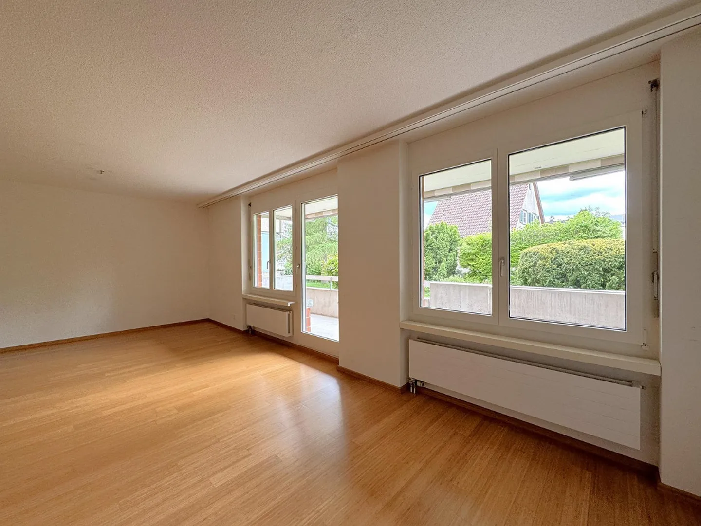 Freshly renovated 4.5 room apartment with south balcony in Seebach - Photo 4 of 8