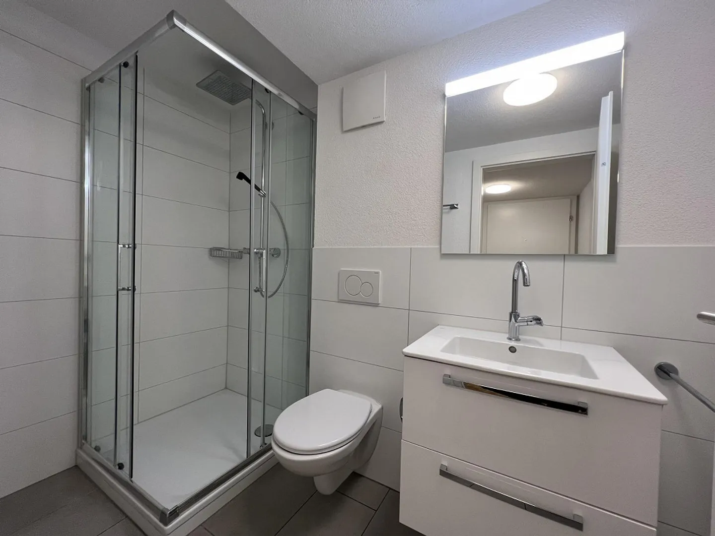 Topmoderne 2.5-Zimmer-Wohnung mit grossem Sitzplatz - Foto 8 von 10