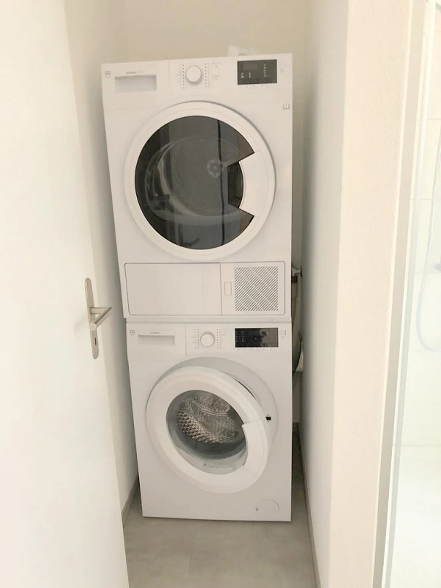 Modern 2.5 room apartment with balcony in a good location in St. Gallen - Photo 7 of 11