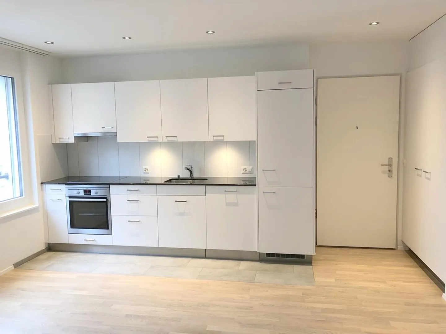 Modern 2.5 room apartment with balcony in a good location in St. Gallen - Photo 9 of 11