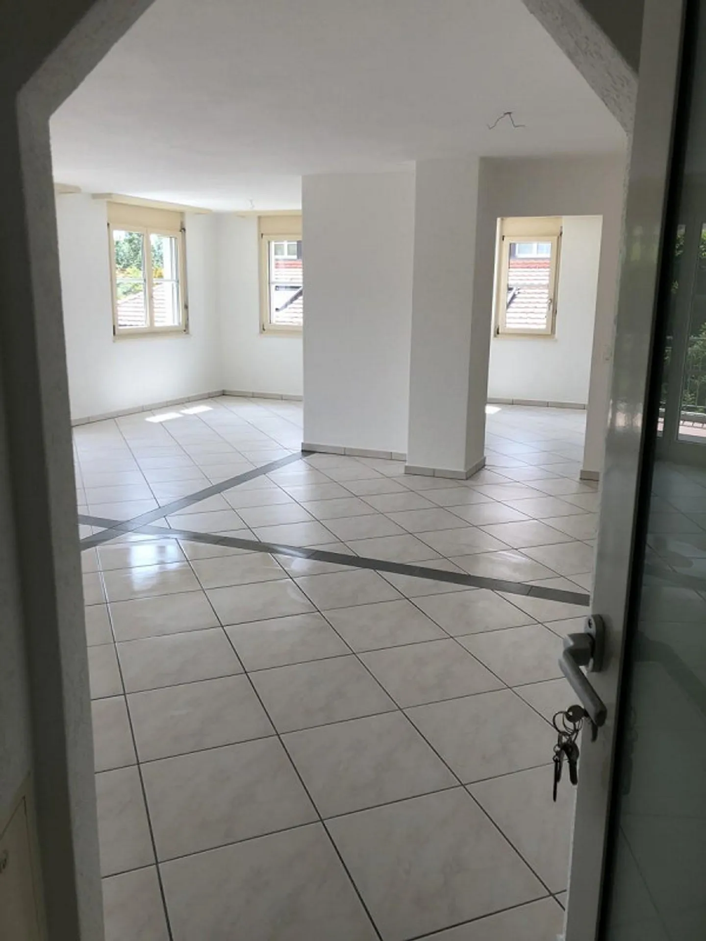 Appartement spacieux de 4,5 pièces avec balcon - Photo 3 sur 9