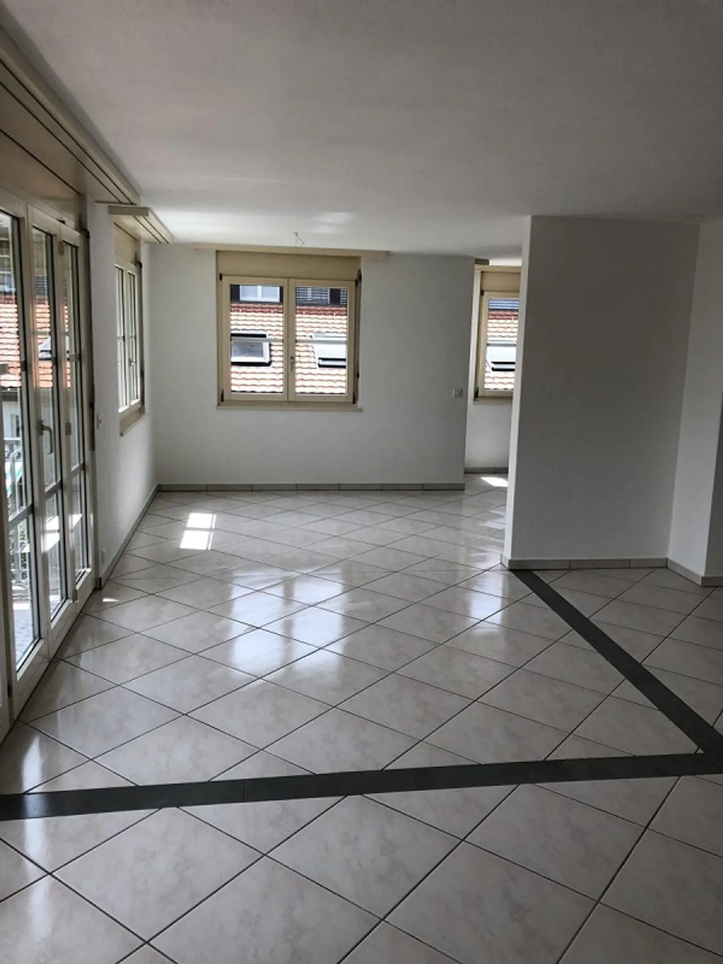 Appartement spacieux de 4,5 pièces avec balcon - Photo 4 sur 9