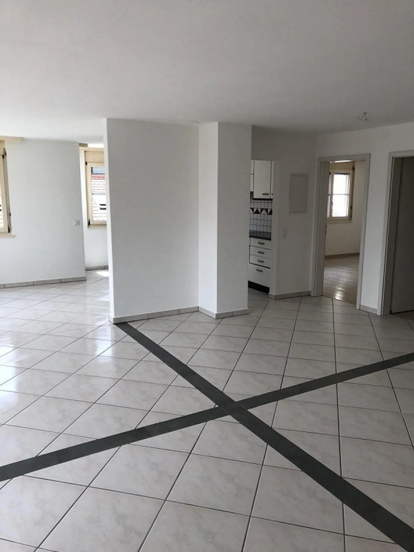 Appartement spacieux de 4,5 pièces avec balcon - Photo 2 sur 9