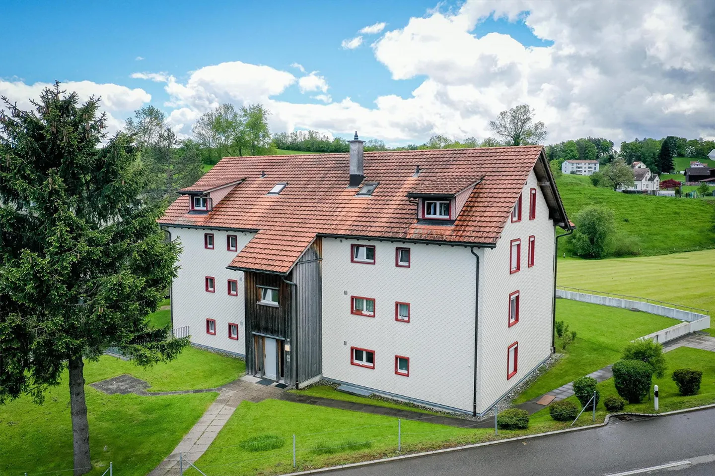 Appartamento affascinante con vista sul verde e ampio layout - Foto 1 di 9