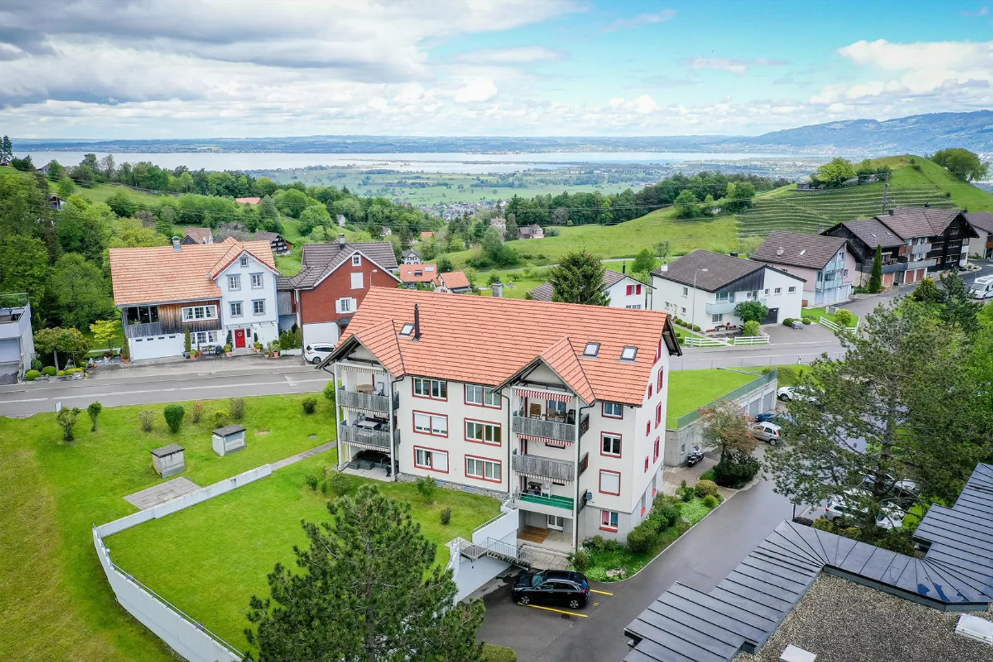 Appartamento affascinante con vista sul verde e ampio layout - Foto 2 di 9