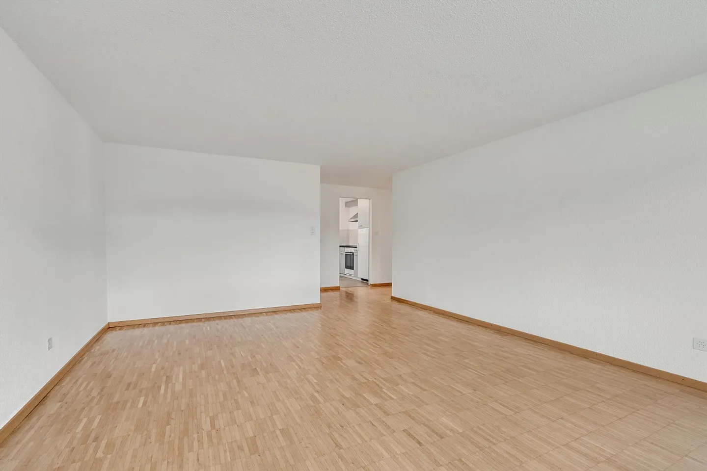 Appartamento affascinante con vista sul verde e ampio layout - Foto 5 di 9