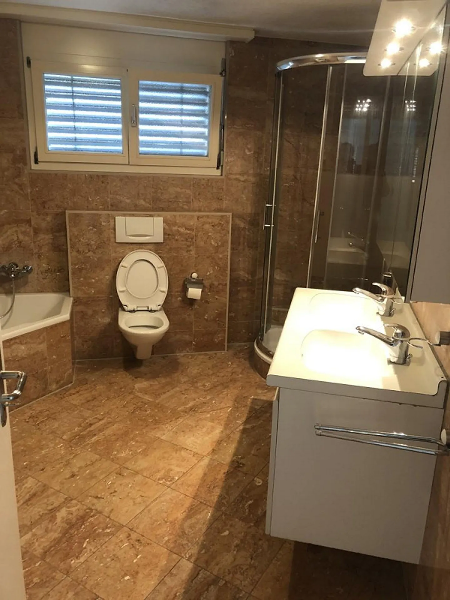 Appartement spacieux de 4,5 pièces avec balcon - Photo 9 sur 9