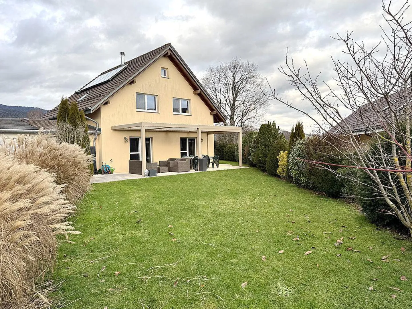 Charmante villa jumelle de 5.5 pièces - Photo 1 sur 8