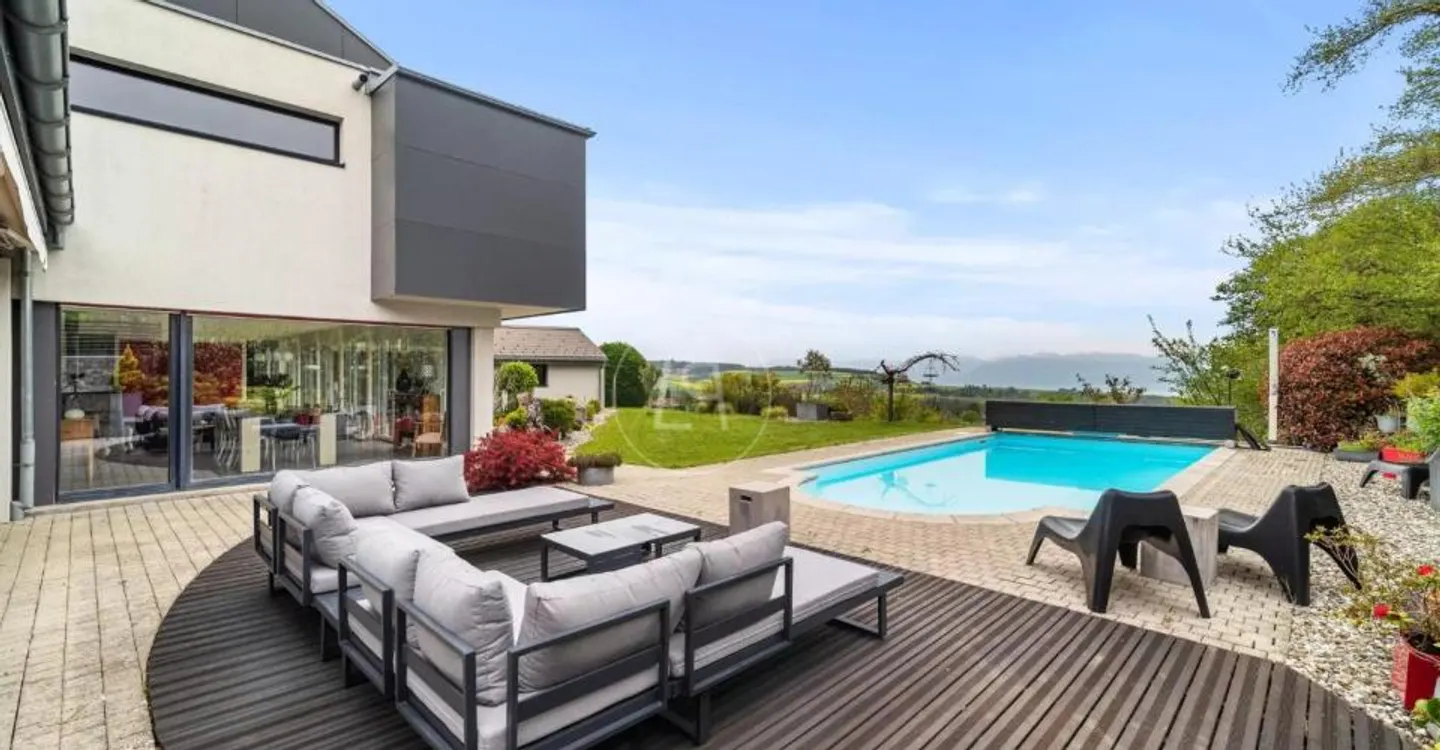 Contemporary Family Home with Pool - Photo 5 of 13