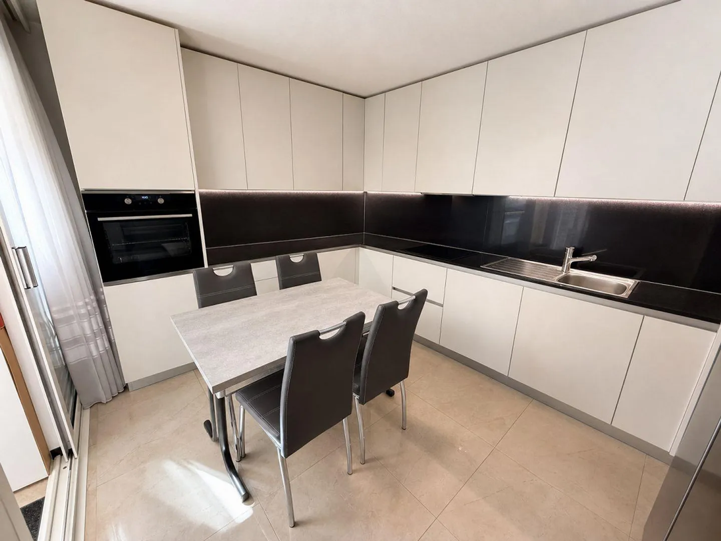Élégant 4.5 pièces avec 2 terrasses et 3 places de parking à Gordola - Photo 4 sur 14