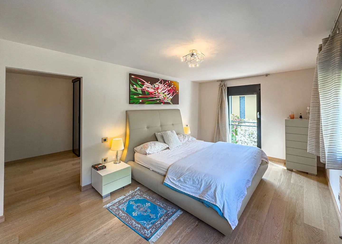 Moderne Villa mit Innenpool in Collina d’Oro - Foto 6 von 16