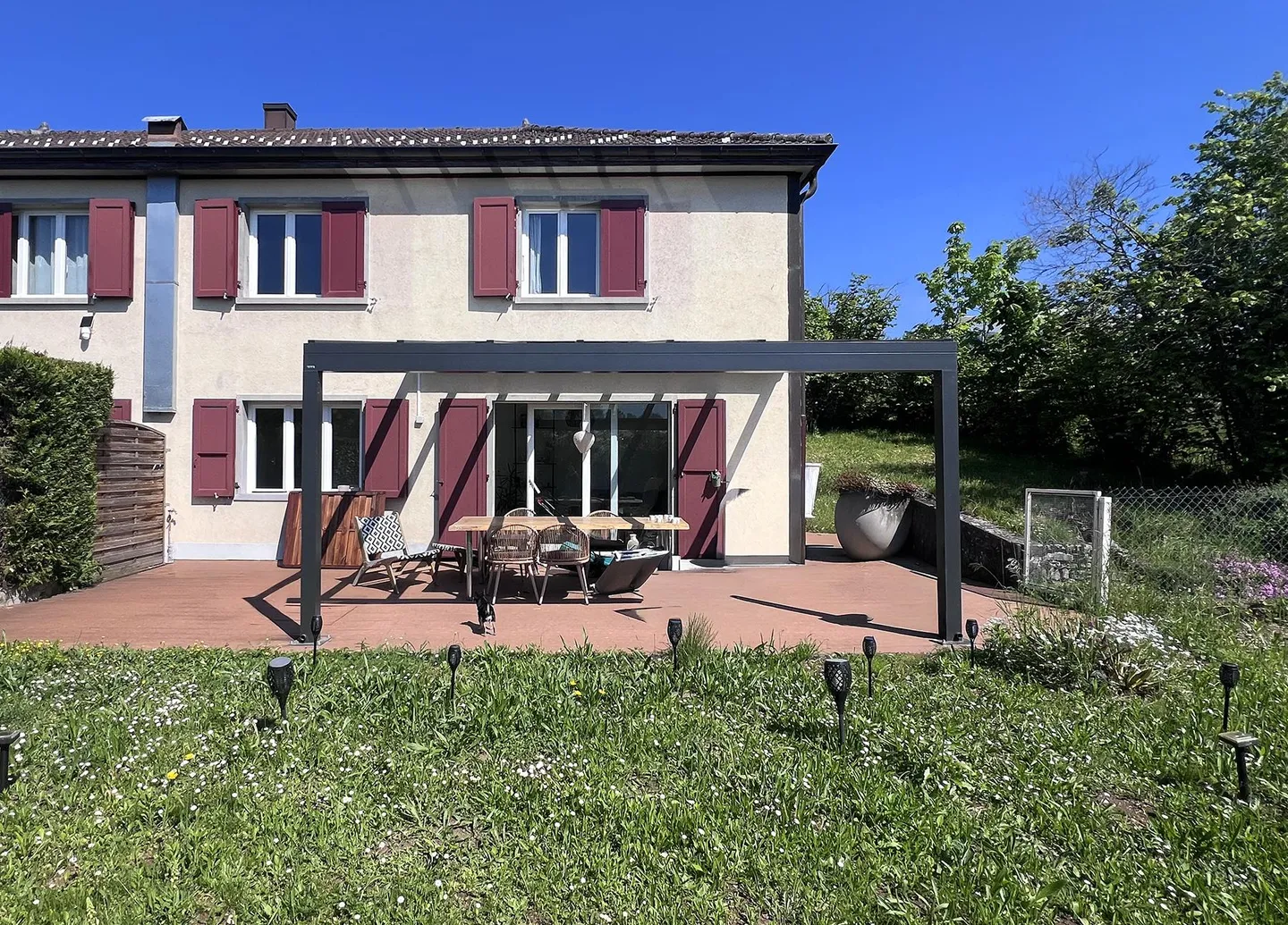 Semi-Detached House on the Heights of Neuchâtel - Photo 1 of 8