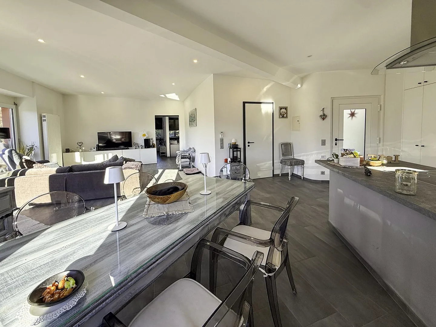 Zweitwohnsitz: 3.5 Zimmer-Wohnung im obersten Stockwerk mit Zugang zur Promenade am Fluss Maggia - Foto 11 von 24
