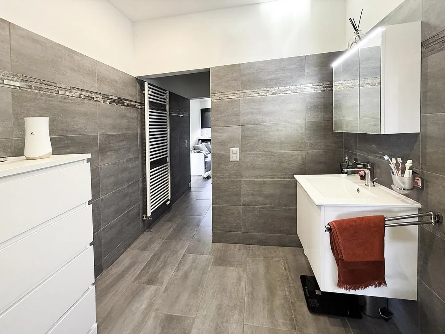 Zweitwohnsitz: 3.5 Zimmer-Wohnung im obersten Stockwerk mit Zugang zur Promenade am Fluss Maggia - Foto 12 von 24