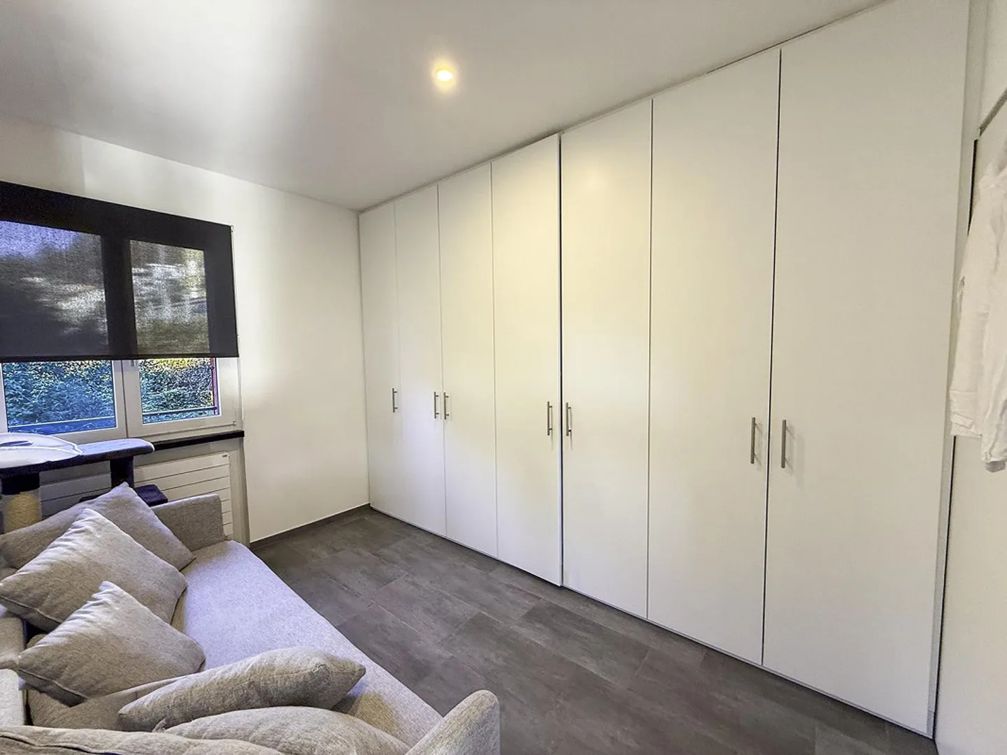 Zweitwohnsitz: 3.5 Zimmer-Wohnung im obersten Stockwerk mit Zugang zur Promenade am Fluss Maggia - Foto 15 von 24
