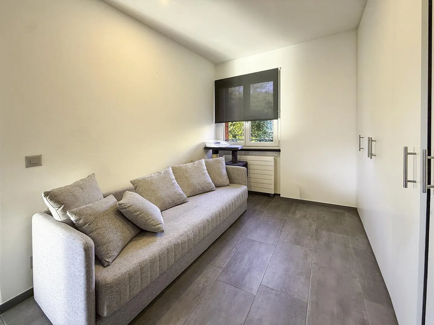 Zweitwohnsitz: 3.5 Zimmer-Wohnung im obersten Stockwerk mit Zugang zur Promenade am Fluss Maggia - Foto 16 von 24