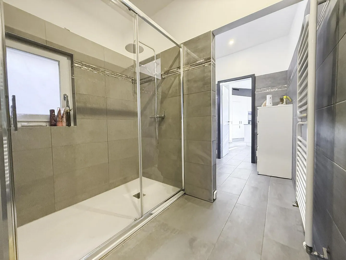 Zweitwohnsitz: 3.5 Zimmer-Wohnung im obersten Stockwerk mit Zugang zur Promenade am Fluss Maggia - Foto 17 von 24