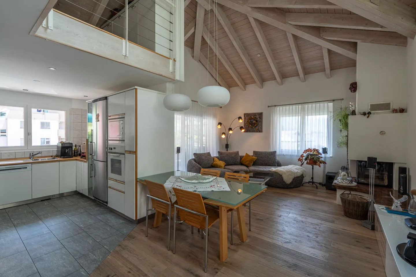 Charming 4.5-room attic apartment with gallery and mountain view - Photo 1 of 14