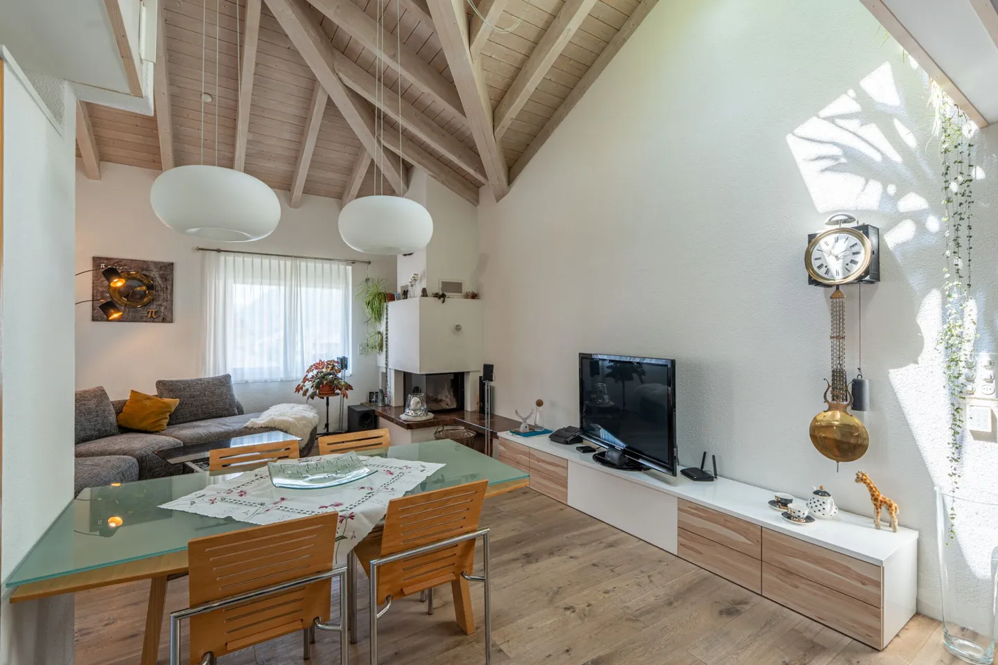 Charming 4.5-room attic apartment with gallery and mountain view - Photo 2 of 14