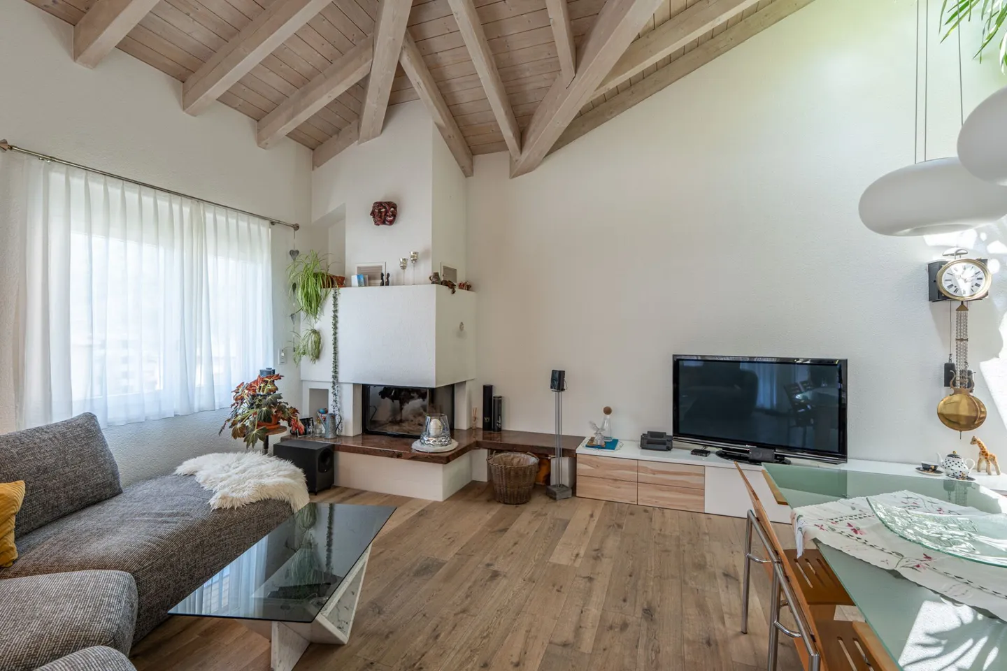 Charming 4.5-room attic apartment with gallery and mountain view - Photo 3 of 14
