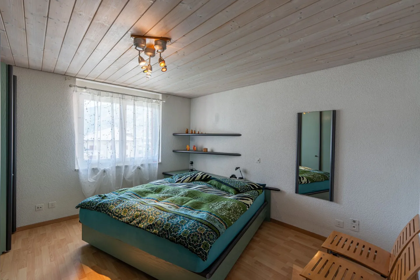 Charming 4.5-room attic apartment with gallery and mountain view - Photo 5 of 14