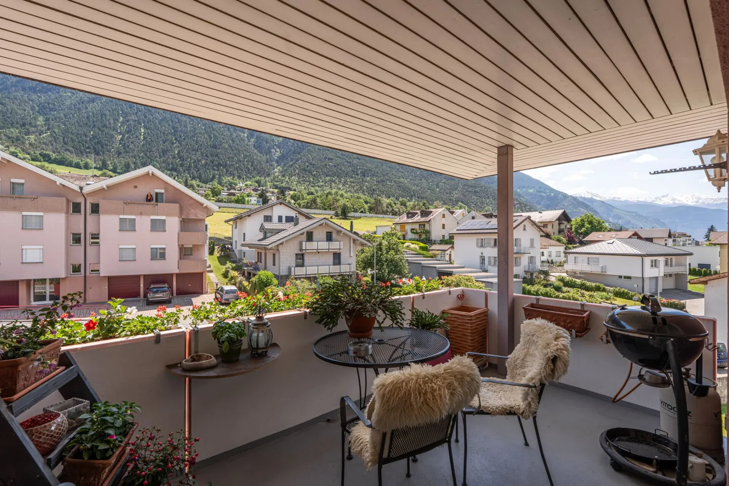 Charming 4.5-room attic apartment with gallery and mountain view - Photo 12 of 14