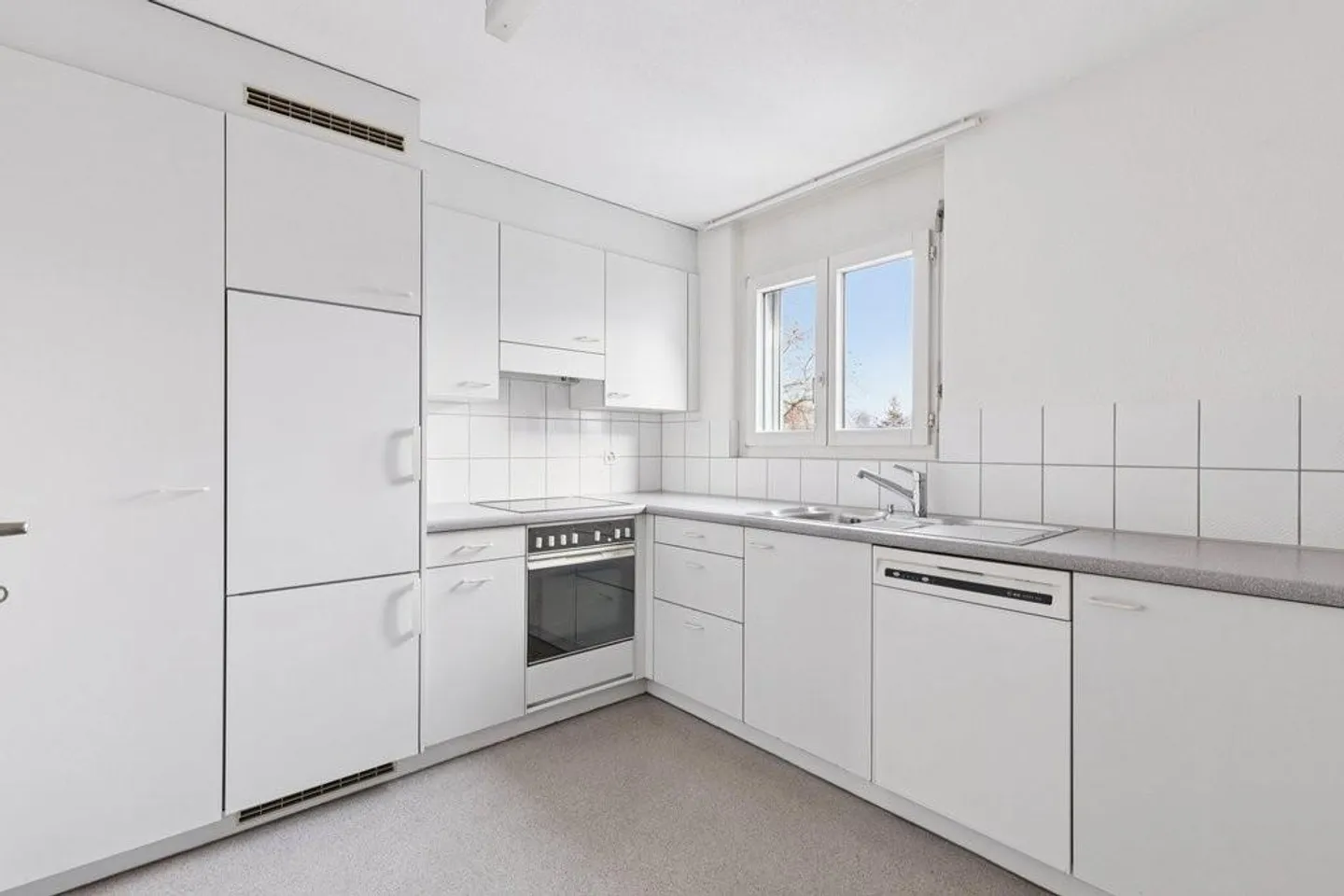 Spacious and bright apartment in a family-friendly neighborhood - Photo 4 of 9