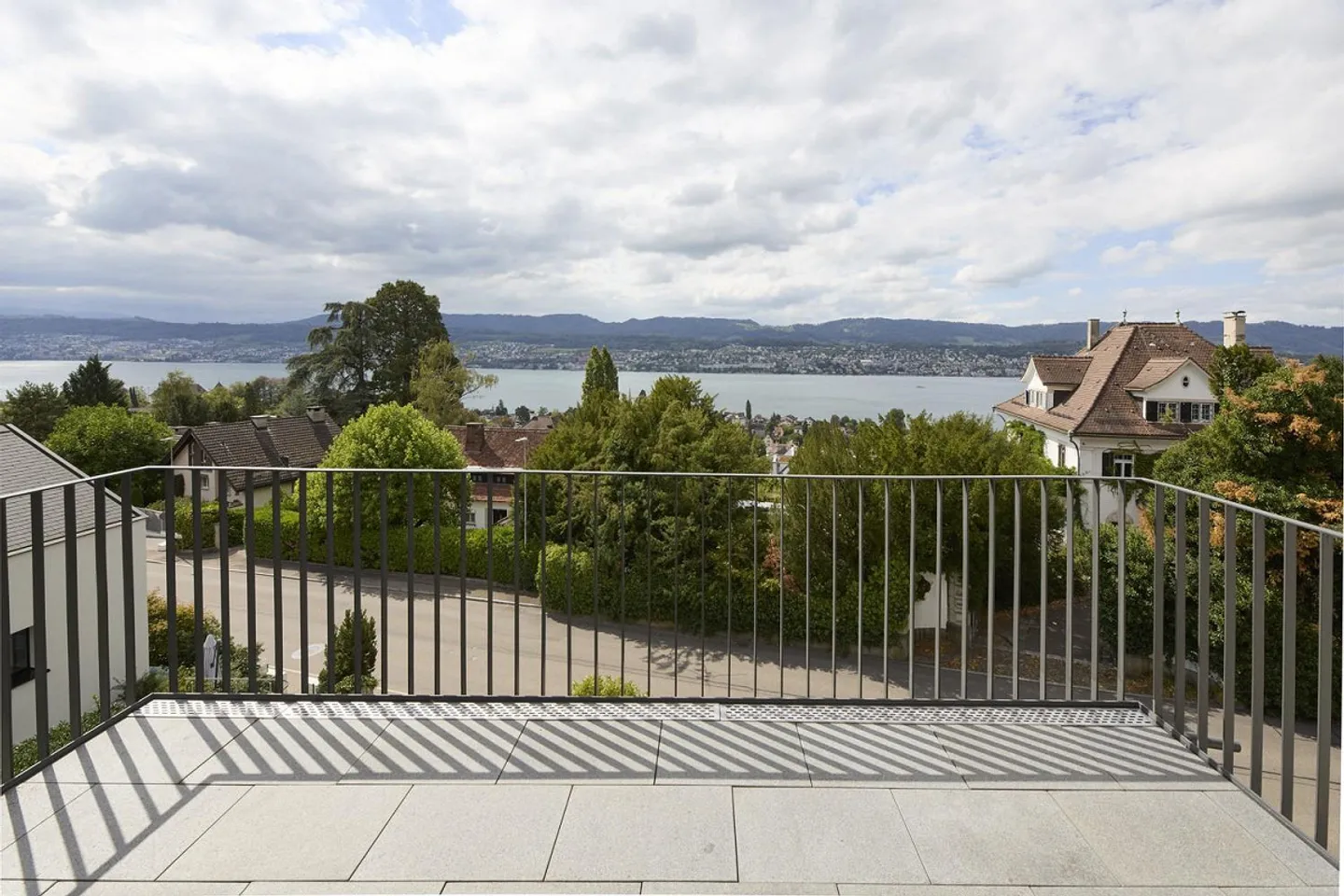 Einzigartige Dachwohnung mit Galerie und Weitblick über den Zürichsee - Foto 1 di 12