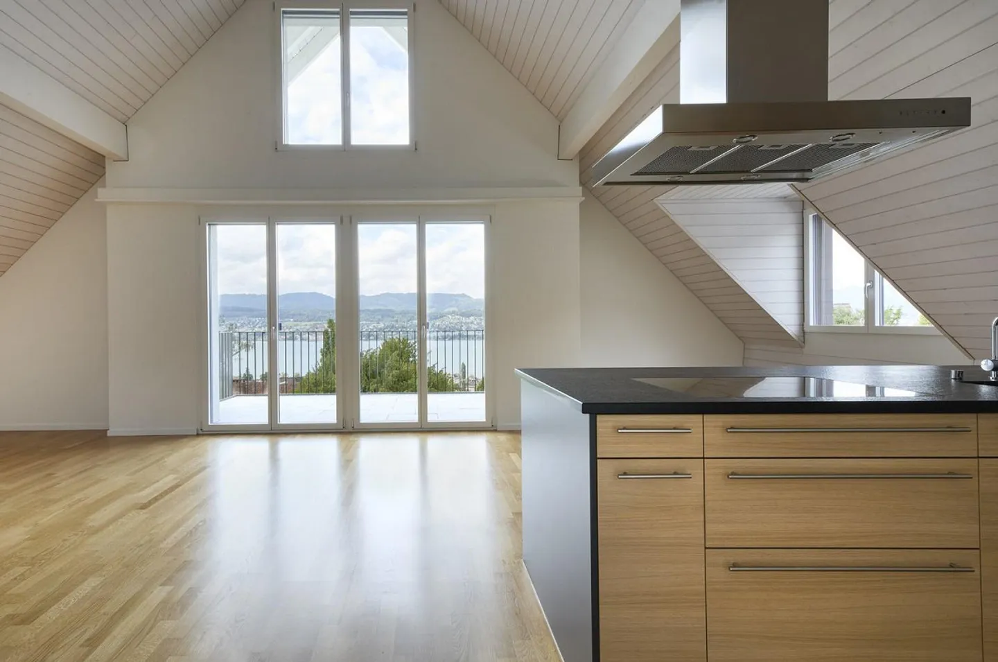 Einzigartige Dachwohnung mit Galerie und Weitblick über den Zürichsee - Foto 2 di 12