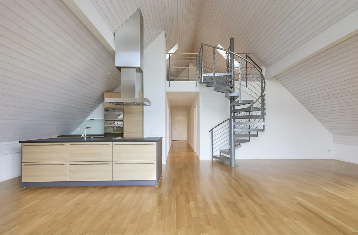 Einzigartige Dachwohnung mit Galerie und Weitblick über den Zürichsee - Foto 4 di 12