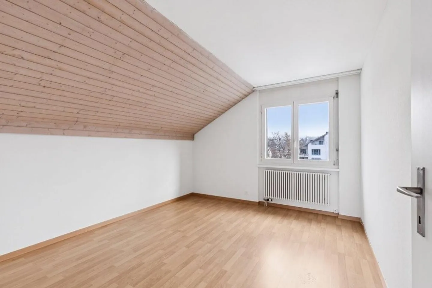 Spacious and bright apartment in a family-friendly neighborhood - Photo 6 of 9