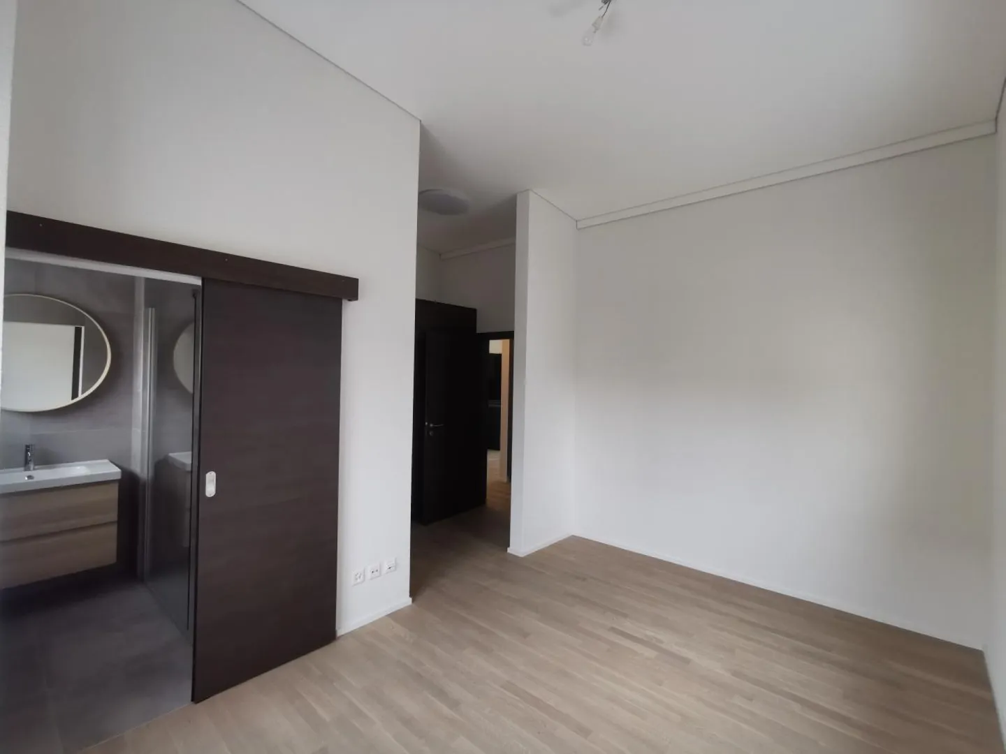 Charming Apartment with Balcony - Photo 6 of 13