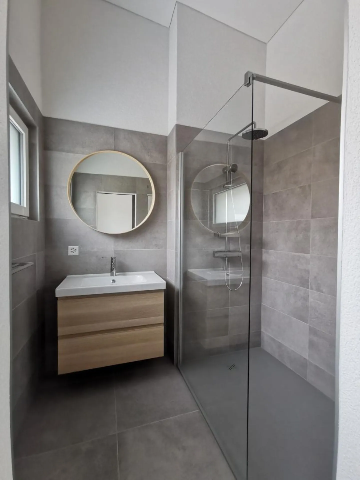 Charming Apartment with Balcony - Photo 8 of 13