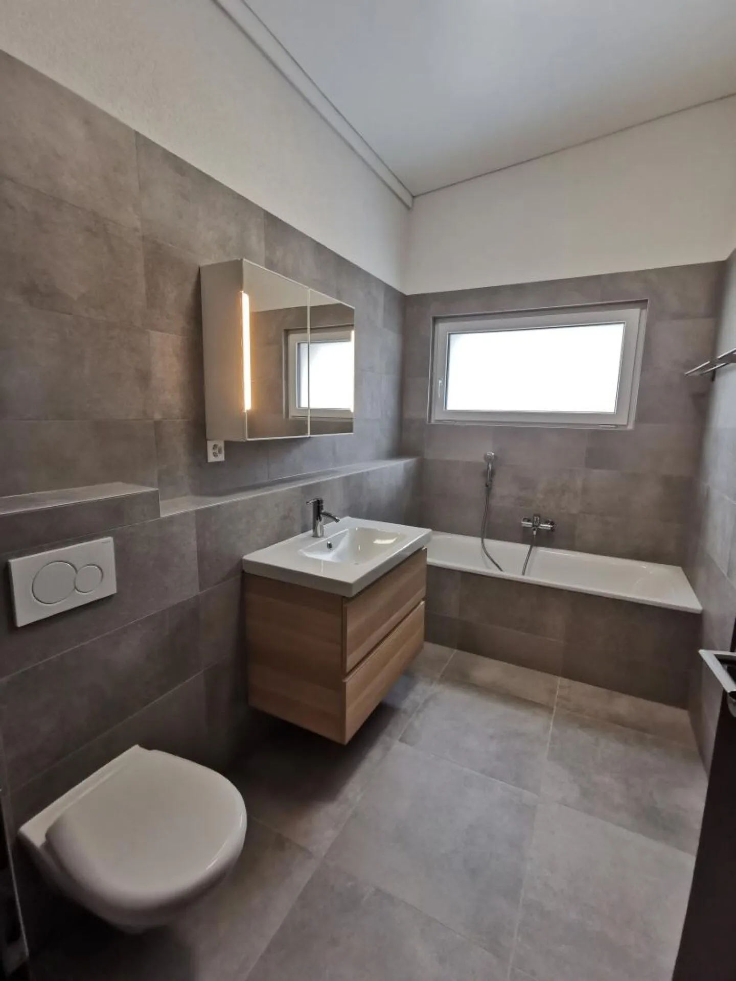 Charming Apartment with Balcony - Photo 11 of 13