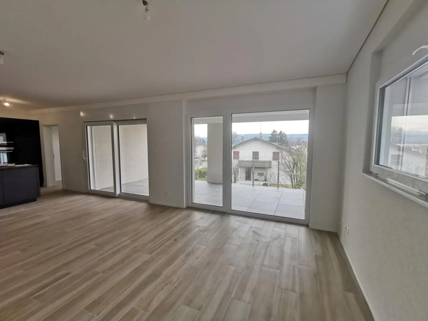 Charming Apartment with Balcony - Photo 3 of 13