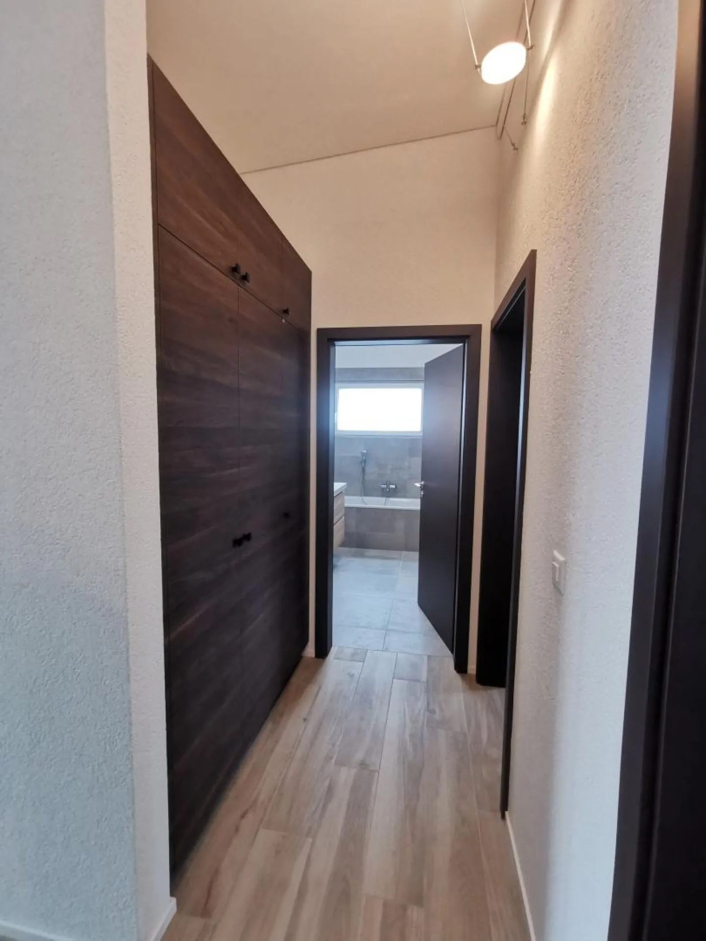 Charming Apartment with Balcony - Photo 5 of 13