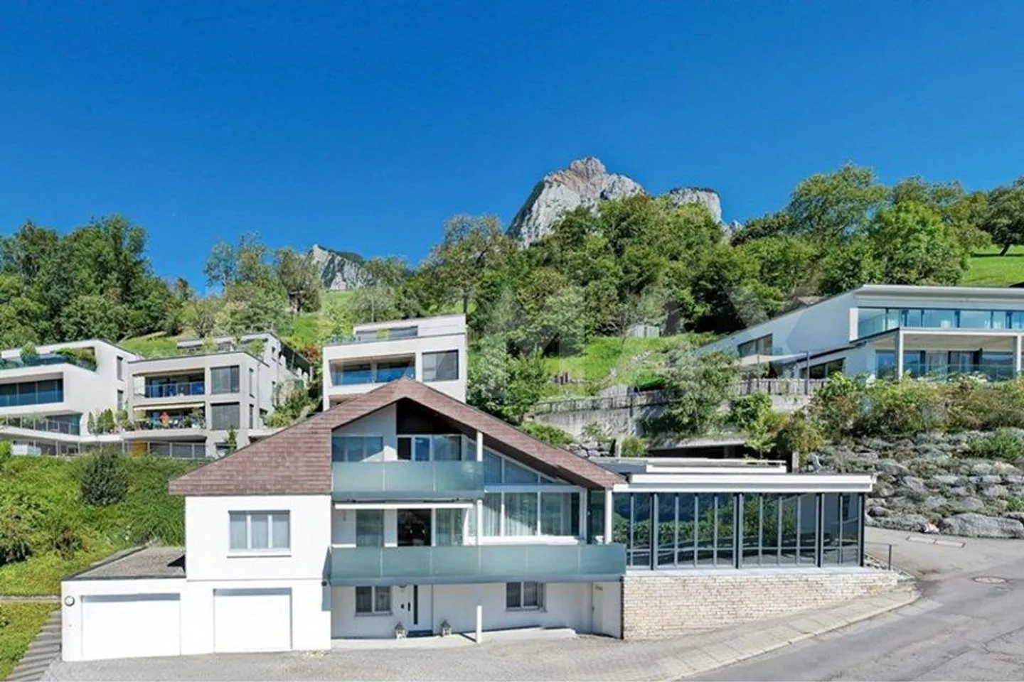Nid d'Aigle, Villa 7 pièces avec vue panoramique, jardin d'hiver et piscine intérieure... - Photo 3 sur 13